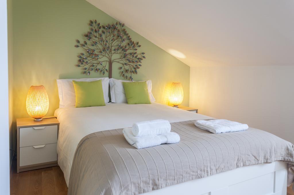 Contemporary Lisbon Apartment In Historical Chiado Экстерьер фото