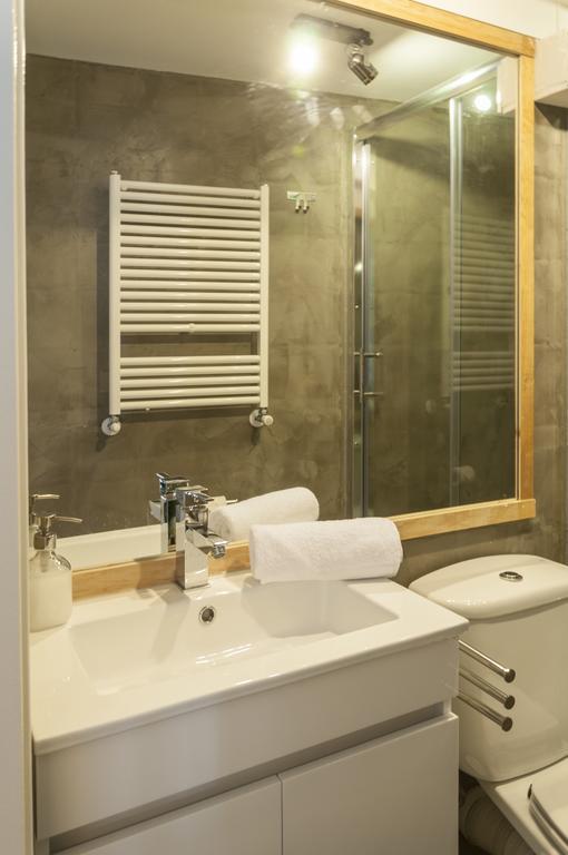 Contemporary Lisbon Apartment In Historical Chiado Экстерьер фото